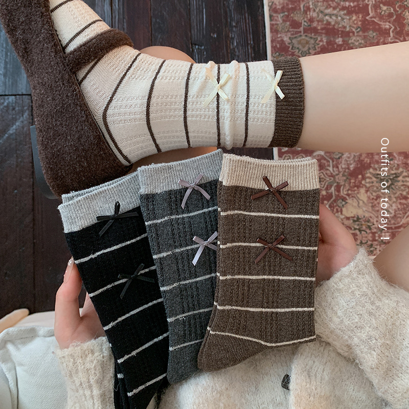 リボンストライプのルーズフィットミッドカーフソックス、女性用 - Boot Sock Slouchy のレビューと価格